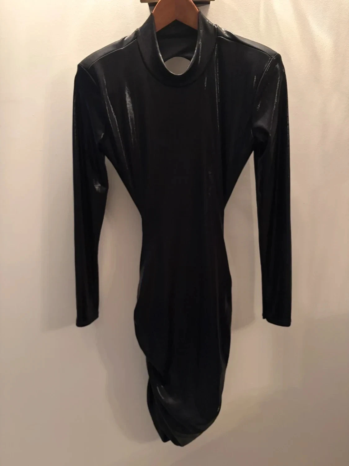 Robe noire dos nu drapée effet wet look T36/38 made in Italy